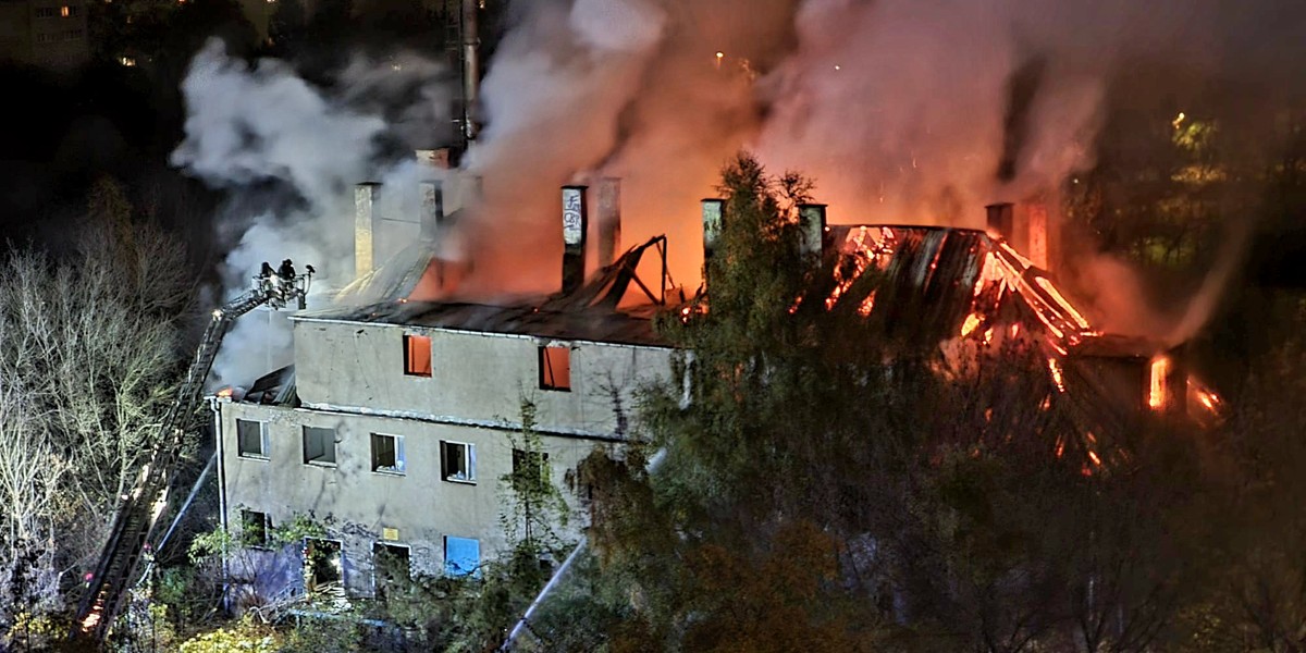 Pożar starej winiarni w Warszawie. 