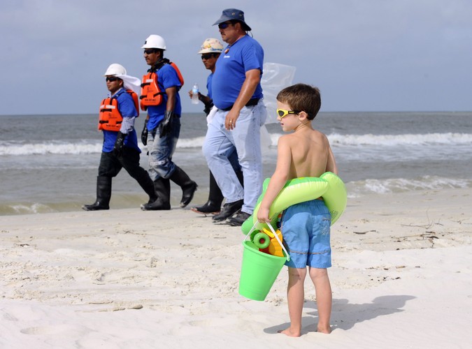 Pięcioletni Logan Heyne na plaży w Dauphin Island w stanie Alabama przygląda się ratownikom, którzy szukają ewentualnych śladów wycieku ropy z platformy wiertniczej w Zatoce Meksykańskiej