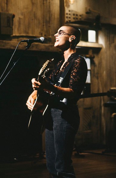 Sinéad O'Connor w swoim pierwszym występie w "Saturday Night Live", 1990 r.