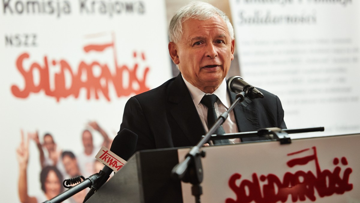 Solidarność była fenomenem, realną siłą w Polsce - ocenił dzisiaj w Gdańsku prezes PiS Jarosław Kaczyński. Według niego siłą tej organizacji było współdziałanie wszystkich grup społecznych w Polsce. Nawiązał też do działalności w ruchu jego tragicznie zmarłego brata, Lecha Kaczyńskiego. - Leszek potrafił się w tym odnajdować - dodał.