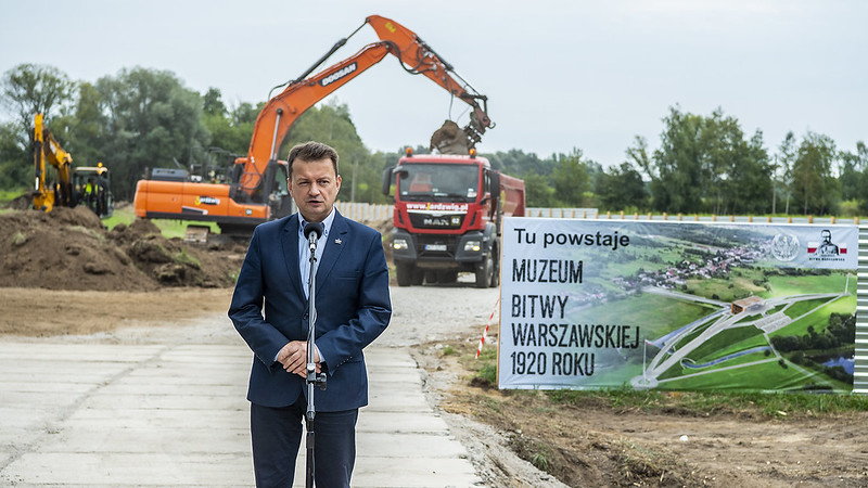 3 sierpnia 2020 r. Mariusz Błaszczak ogłasza rozpoczęcie budowy Bitwy Warszawskiej w Ossowie