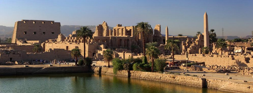W Karnaku znajduje się zespół świątyń wzniesionych w różnym czasie, poświęconych bogom tebańskim. Centralne miejsce zajmuje największa na świecie świątynia z salą kolumnową, tzw. "Wielki Hypostyl" – świątynia Amona-Re. W 1979 Karnak został wpisany na Listę światowego dziedzictwa UNESCO.