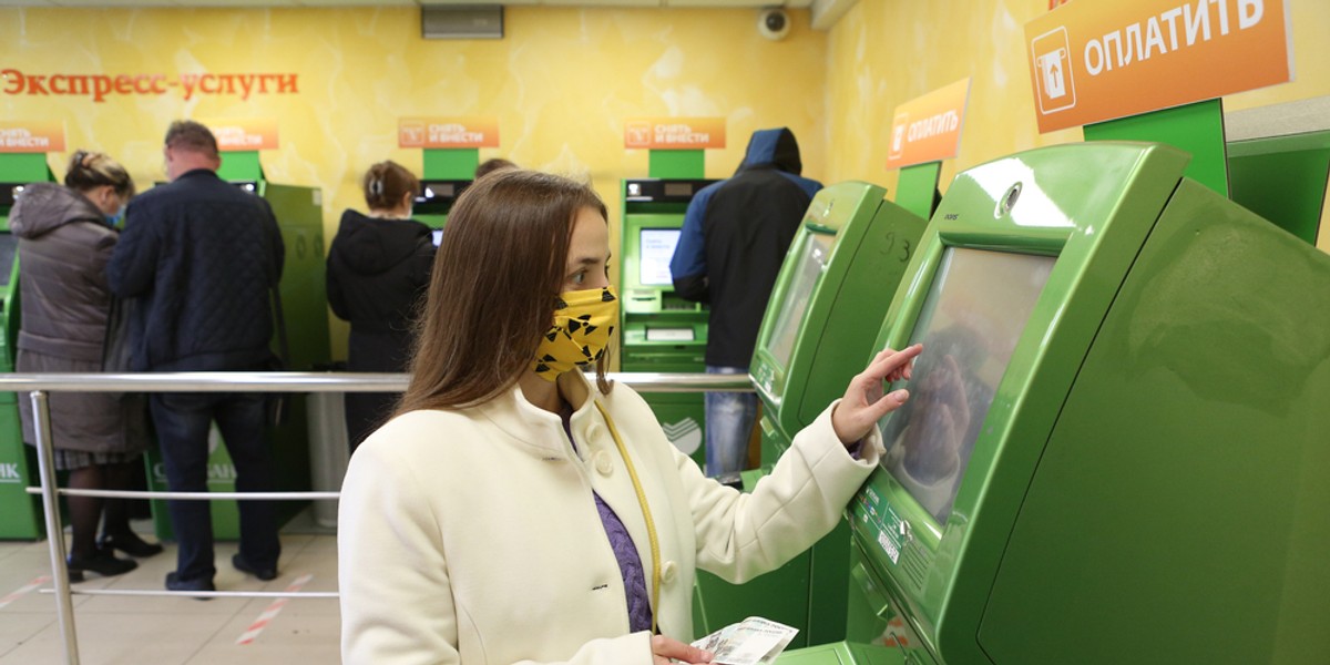 Kolejki ustawiają się nie tylko przed bankomatami, w oddziałach banków w Moskwie od czwartku jest wzmożony ruch