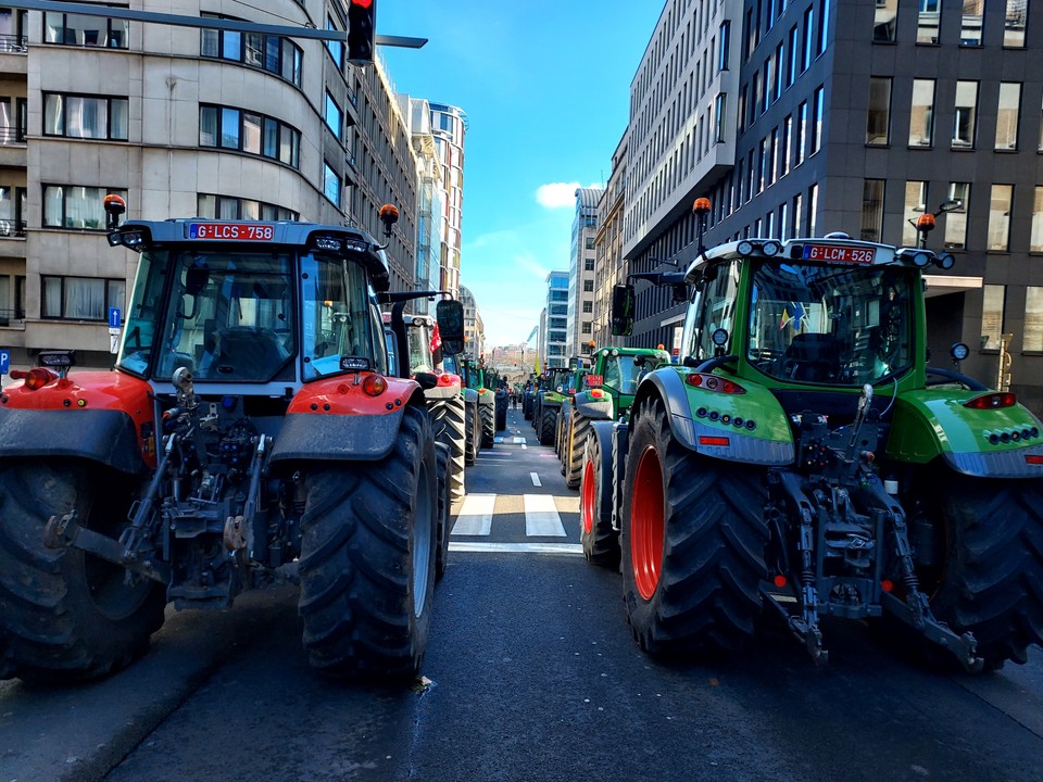 W czwartek do Brukseli zjechało około tysiąca ciągników