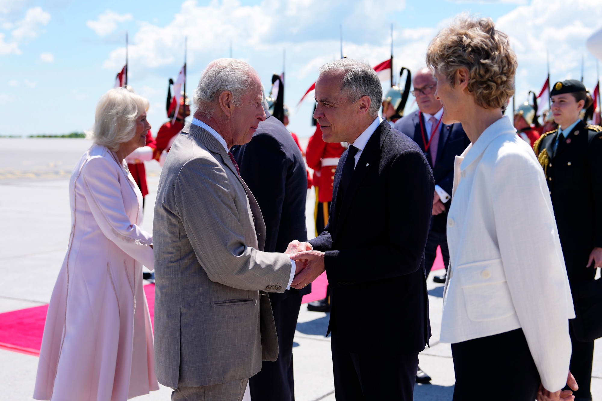  Britský kráľ Karol III. a britská kráľovná Kamila sa zdravia s kanadským premiérom Markom Carneyom po prílete na letisko v Ottawe.