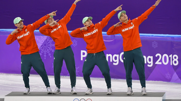 Burján Csaba (balról),
Knoch Viktor, Liu Shaoang és Liu Shaolin Sándor a
pjongcsangi dobogón
– ők Magyarország első
téli olimpiai bajnokai.
A férfi váltóban 5000 méteren diadalmaskodó négyes tagjai pályafutásuk csúcsára jutottak /Fotó: MTI/ Czeglédi Zsolt