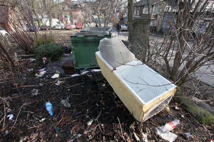 Gdańsk po zimie tonie w śmieciach