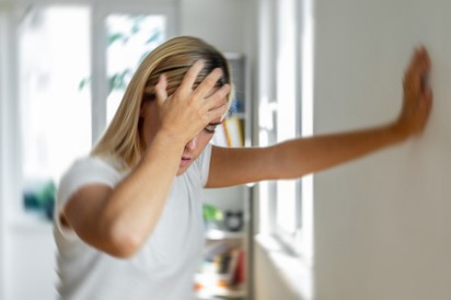 Szédül, amikor hirtelen feláll? Ebben az esetben kell aggódnia