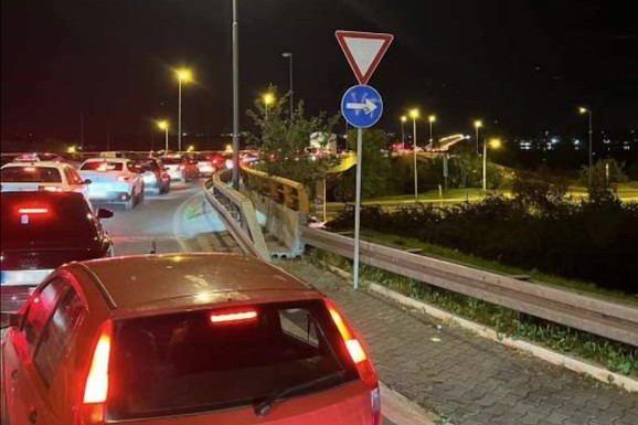 HAOS NA PANČEVAČKOM MOSTU Koloni nema kraja, saobraćaj mili i to pola sata pred PONOĆ, a evo šta je razlog (FOTO)