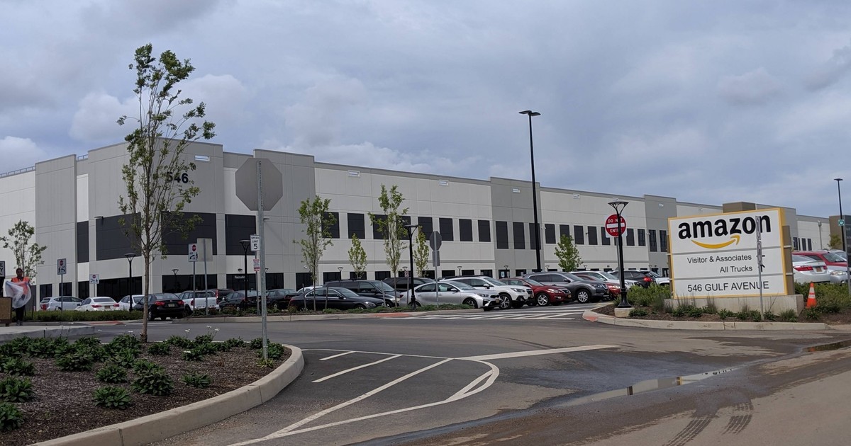 We got inside New York City's first-ever Amazon fulfillment center ...