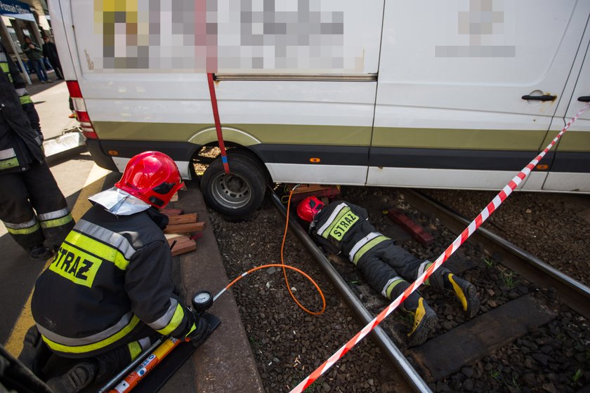 Bus wylądował na torach