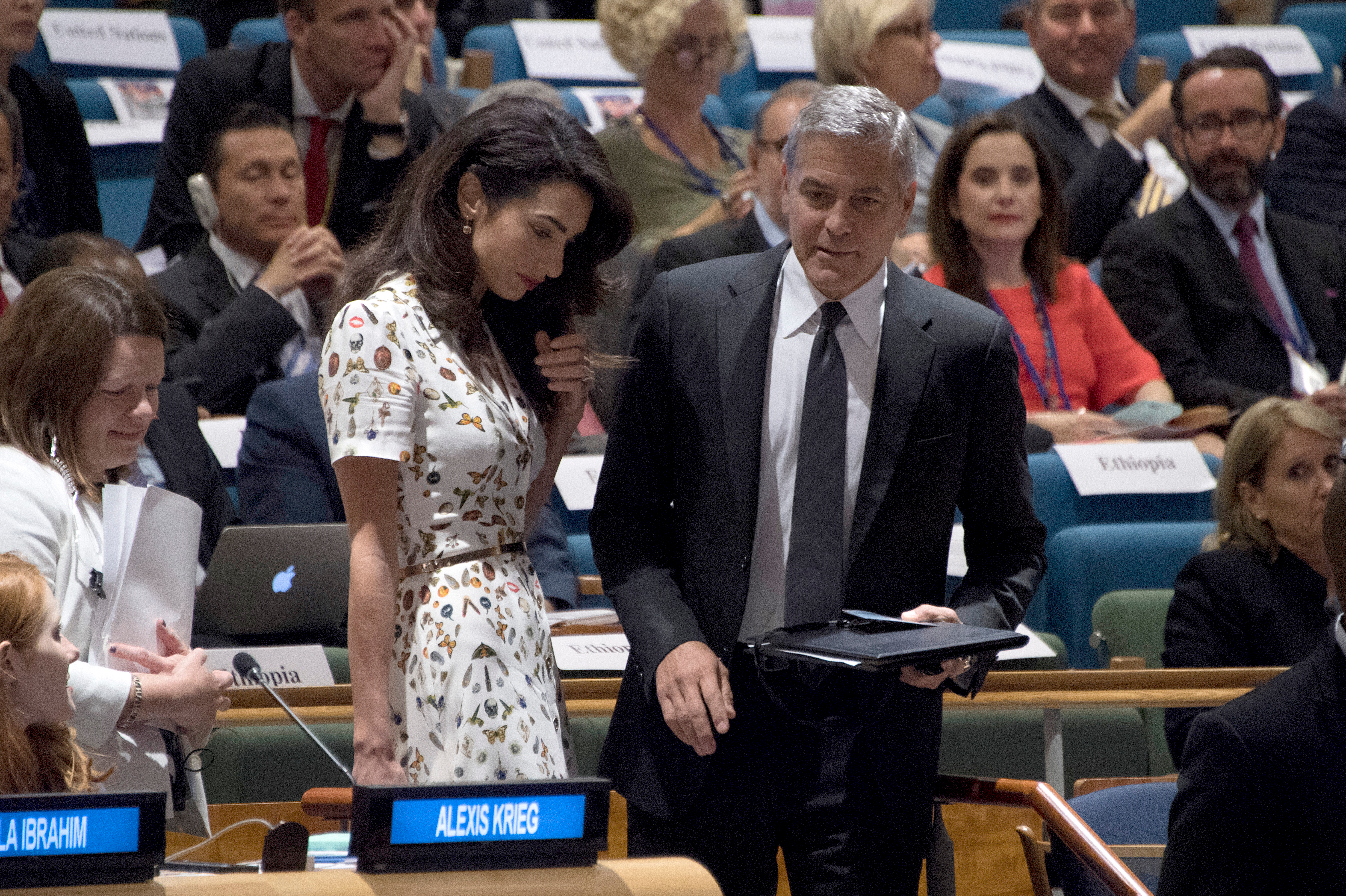 «Mauvais message» : Une ministre critique la naturalisation de George Clooney