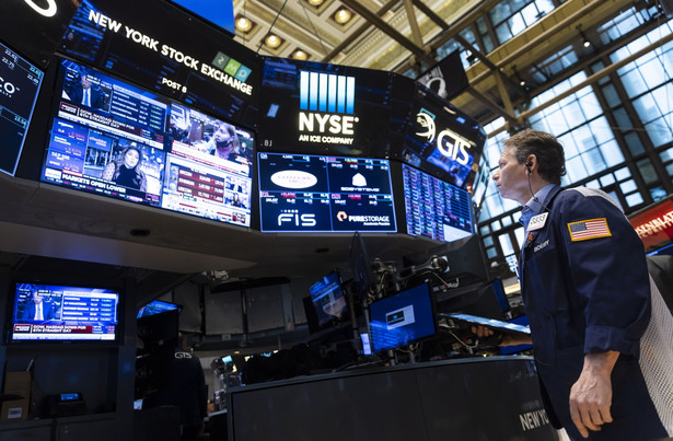 epa09781127 A trader watches news reports on the floor of the New York Stock Exchange as markets react to Russia's invasion of Ukraine overnight in New York, New York, USA, on 24 February 2022. EPA/JUSTIN LANE Dostawca: PAP/EPA.