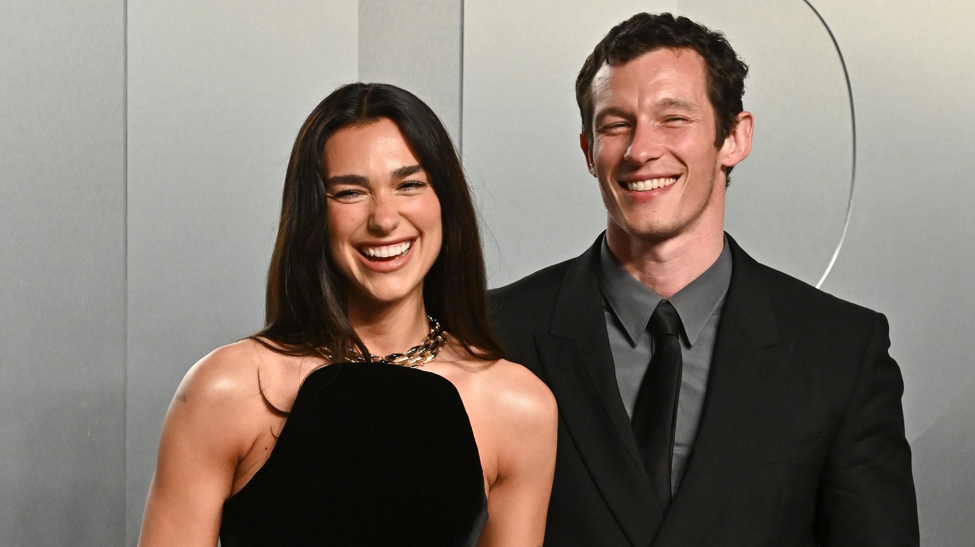 Dua Lipa a Callum Turner.
