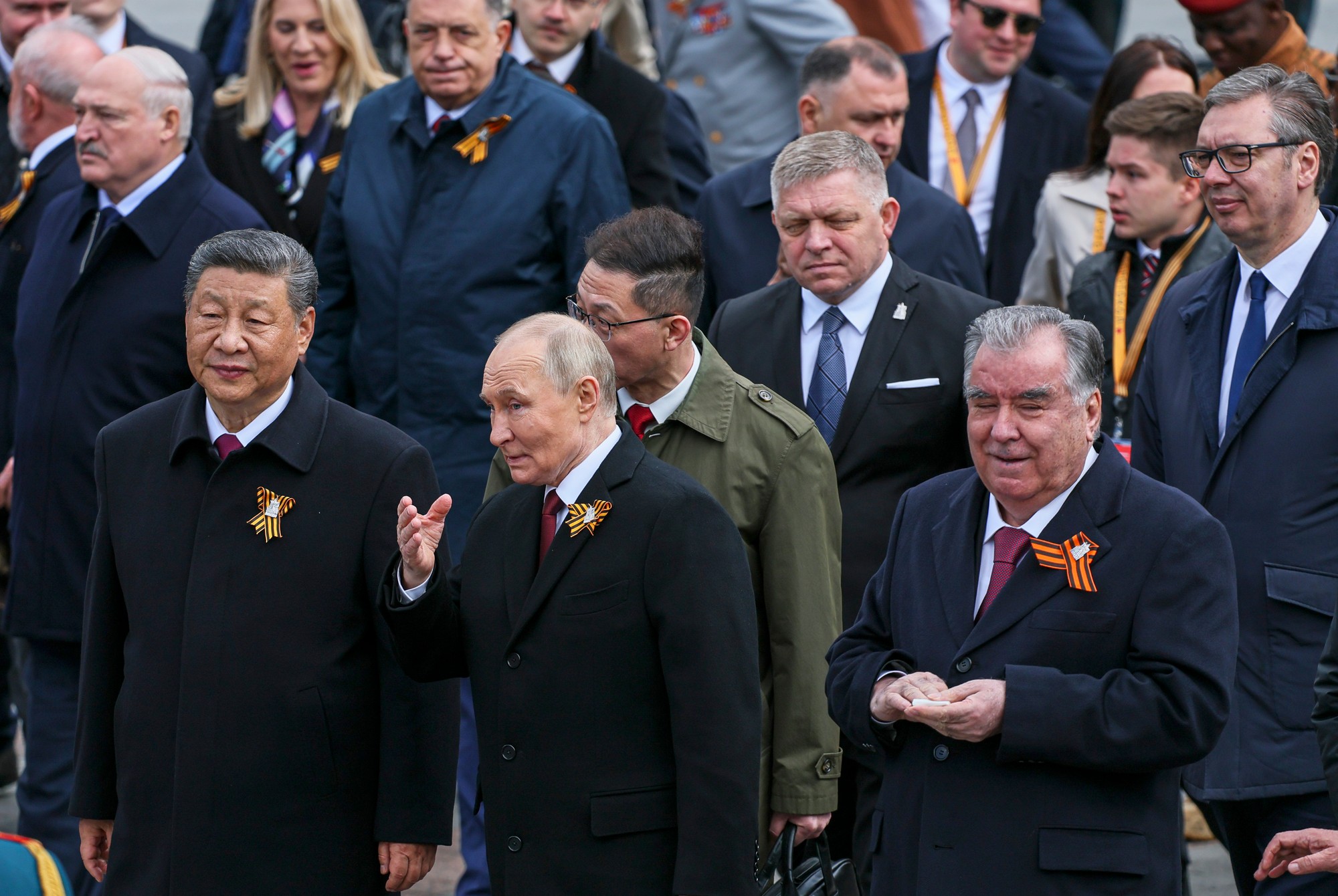 Čínsky prezident Si Ťin-pching (vľavo dole), ruský prezident Vladimir Putin (v strede dole), tadžický prezident Emomali Rachmon (vpravo dole), slovenský premiér Robert Fico (vpravo uprostred), srbský prezident Aleksandar Vučič (vpravo) a bieloruský prezident Alexander Lukašenko (vľavo) na slávnostnom kladení vencov pri Hrobe neznámeho vojaka v Alexandrovej záhrade po vojenskej prehliadke pri príležitosti Dňa víťazstva v Moskve.