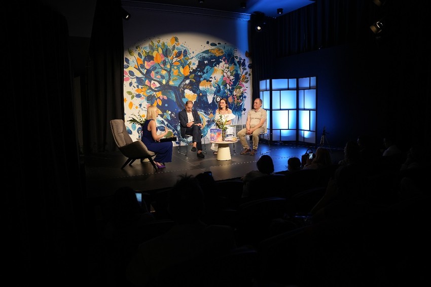 Panelisti: Jelena Urem, pedagog i autorka knjige „Kad ti san pokuca na vrata”, Miloš Janković, predsednik Udruženja književnika Srbije, i Milutin Đuričković, profesor, pisac i osnivač Instituta za dečju književnost