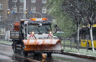 540 interwencji po opadach śniegu. RCB: 132 tys. odbiorców bez prądu