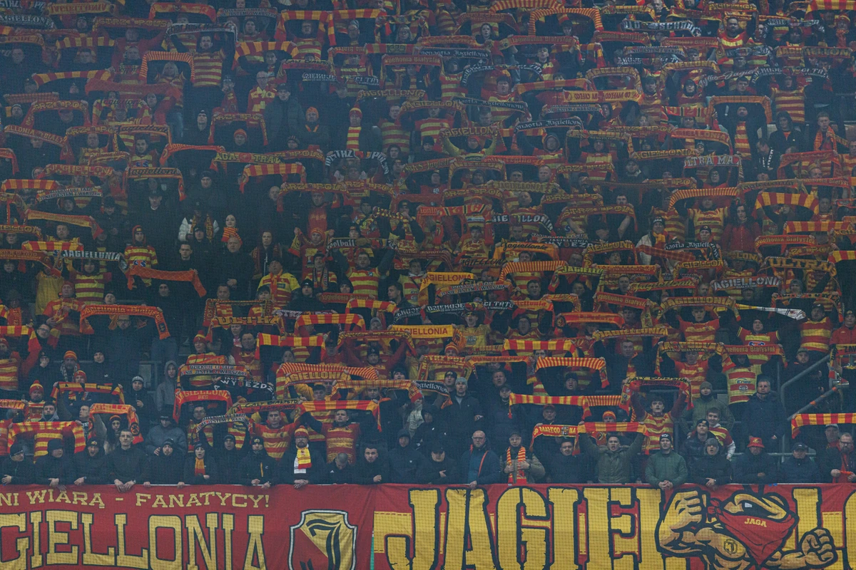 Skandaliczny transparent w Białymstoku. Kibice Jagiellonii obrazili Marciniaka i Lasyka