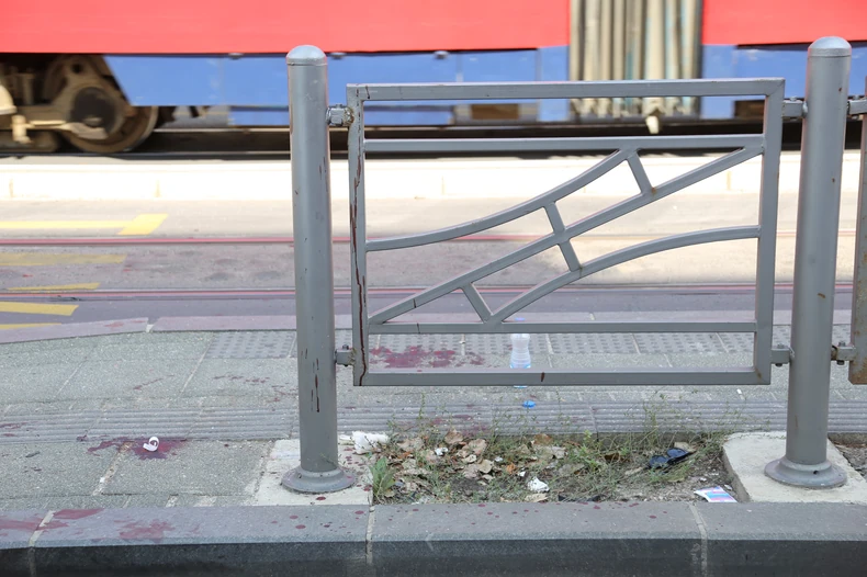 Tragovi krvi na ulici