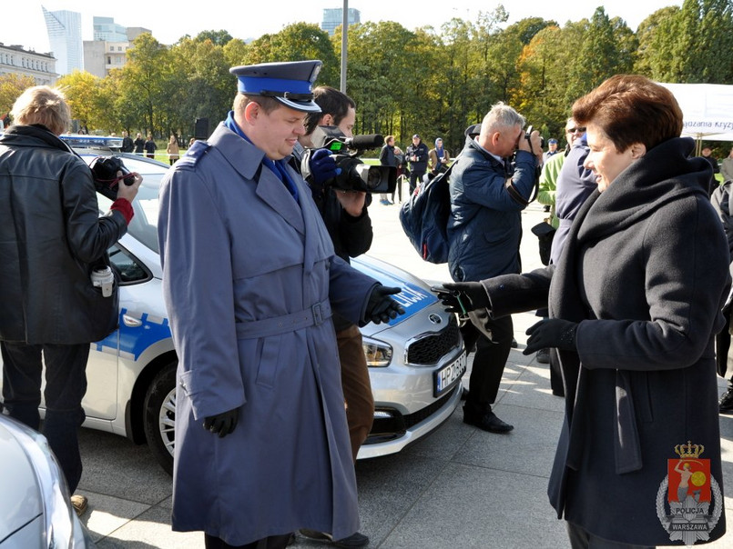 Warszawska policja wzmocniła szeregi o 115 nowych policjantów. Mundurowi dostali też nowe radiowozy – oznakowane i nieoznakowane. W trakcie przekazania aut i ślubowania nowych funkcjonariuszy pojawił się komendant główny policji gen. insp. Krzysztof Gajewski, komendant stołecznej policji nadinsp. Micha Domaradzki oraz prezydent Warszawy Hanny Gronkiewicz-Waltz.