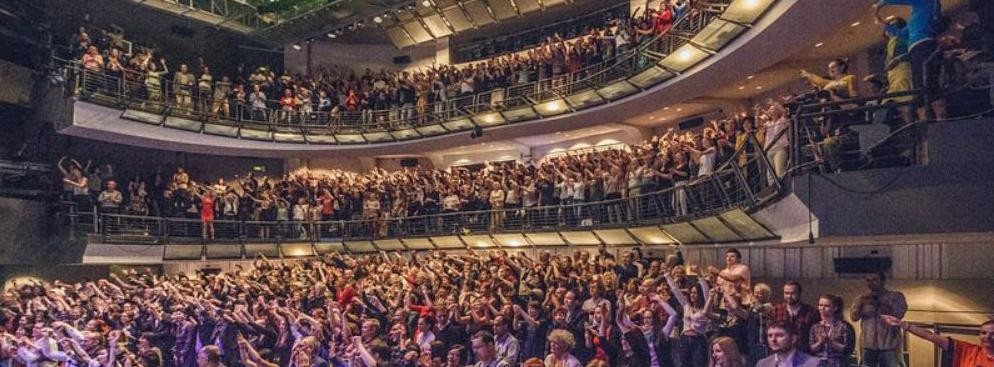 <strong>2. Teledysk gambijsko-polski</strong>
<br></br>
W czasie koncertu Sony Jobarteh festiwalowa publiczność we wrocławskim Teatrze Polskim wzięła udział w kręceniu klipu artystki. Tak powstawał pierwszy teledysk gambijsko-polski. 
<br></br>  Fot. Mateusz Bral