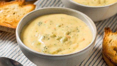 Kremowa zupa serowa idealna na karnawał. Tak pyszna, że lepiej zrobić podwójną porcję