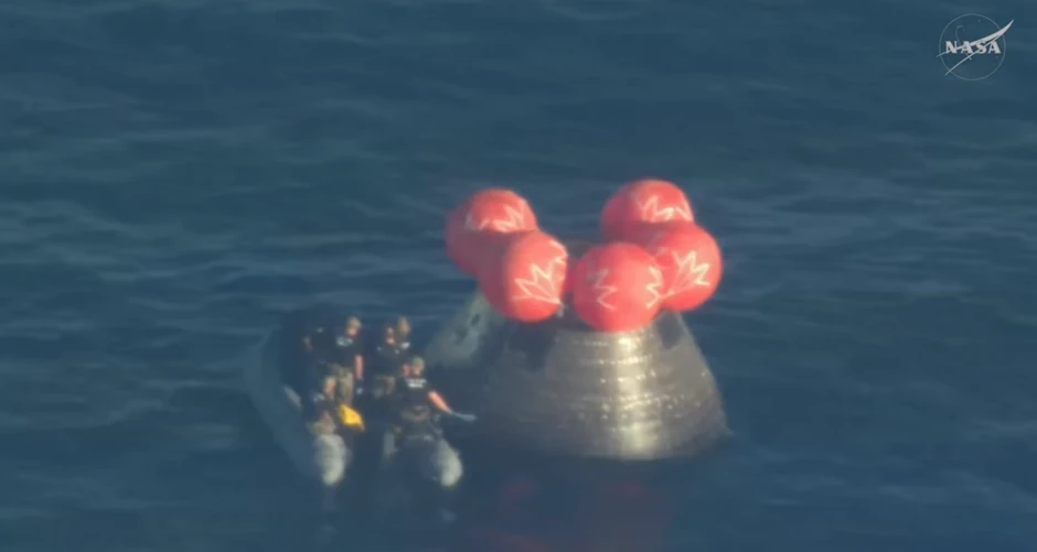 Čamci za spasavanje prilaze članovima posade tima "Artemis II"