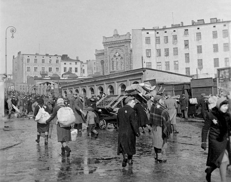 Oficjalne obwieszczenie z grudnia 1939 r. nakazało wszystkim Żydom spakowanie jednej walizki z rzeczami i przeniesienie się na wyznaczone obszary miasta