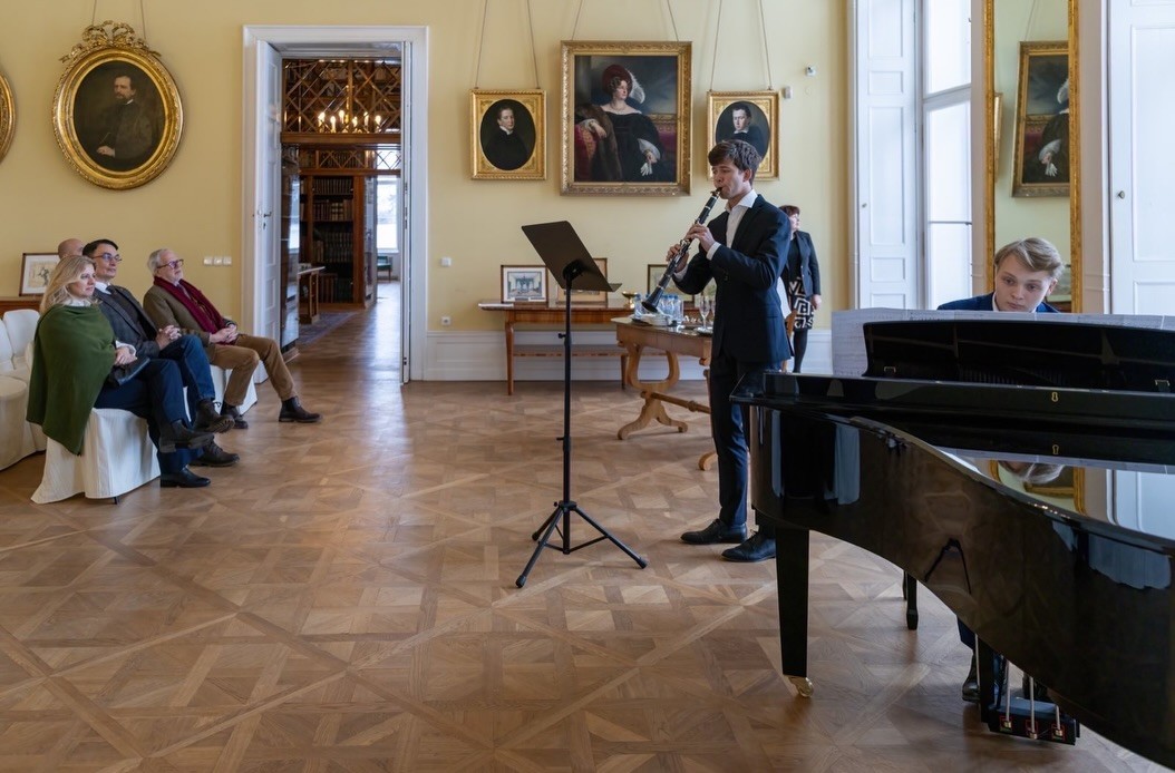 Zuzana Čaputová a Juraj Rizman na návšteve v zámku rodiny Kinských.