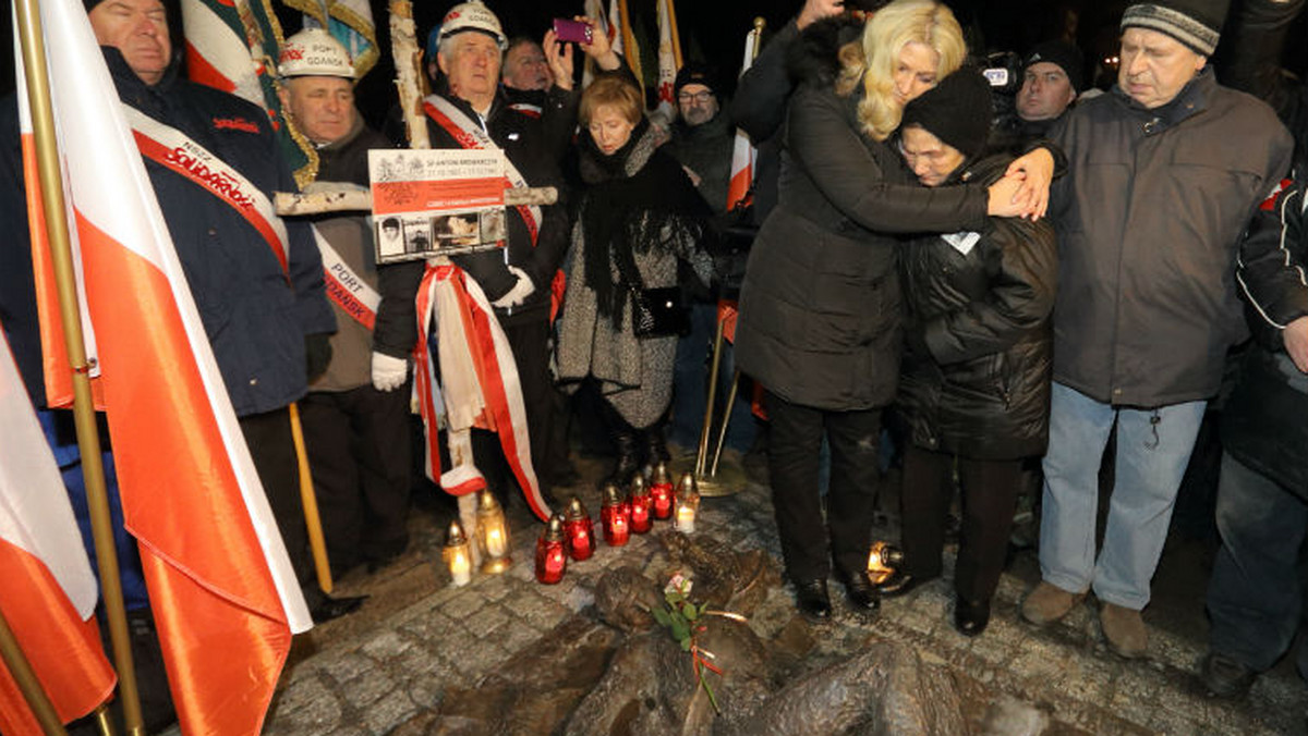 Odlany w brązie monument przedstawia postać Antoniego "Tolka" Browarczyka. W 1981 roku w czasie zamieszek pod siedzibą gdańskiego Komitetu Wojewódzkiego PZPR ten 20-letni wówczas mężczyzna został zastrzelony przez Milicję Obywatelską.