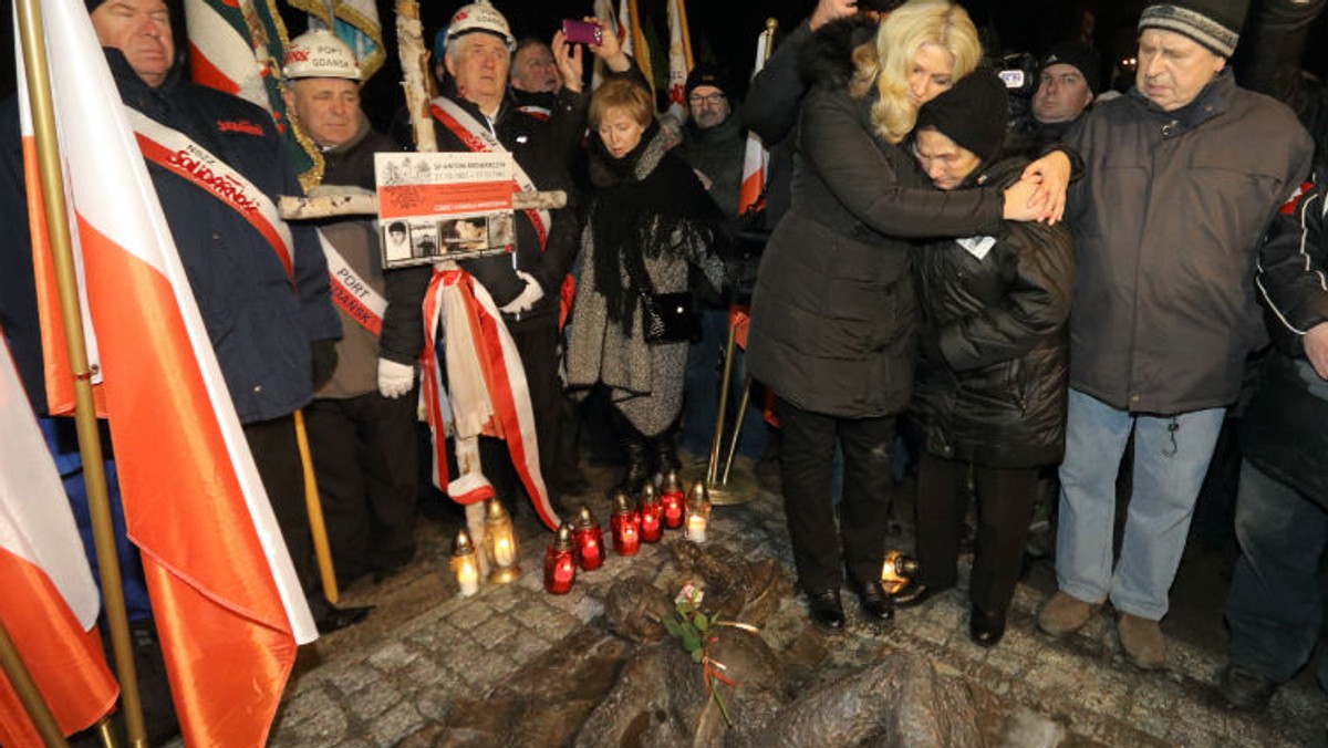 Odlany w brązie monument przedstawia postać Antoniego "Tolka" Browarczyka. W 1981 roku w czasie zamieszek pod siedzibą gdańskiego Komitetu Wojewódzkiego PZPR ten 20-letni wówczas mężczyzna został zastrzelony przez Milicję Obywatelską.