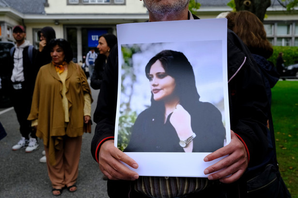 Protest po śmierci Mahsy Amini przez ambasadą Iranu w Brukseli