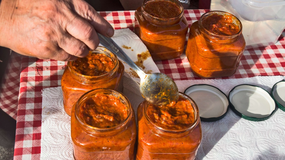 Poznati ajvar se hitno povlači iz prodavnica, kompanija upozorava: 