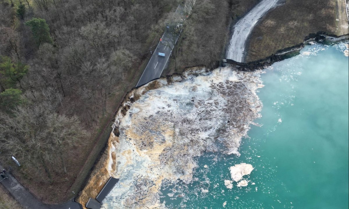 Droga nagle runęła w przepaść. Wyrwa ma 80 metrów. Mieszkańcy są w szoku [zdjęcia]