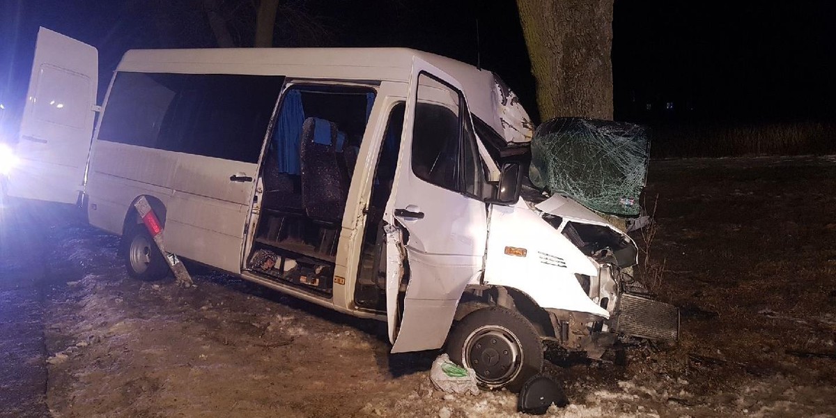 Autobus uderzył w drzewo. Nie żyje kierowca. Tragedia w Rawie Mazowieckiej