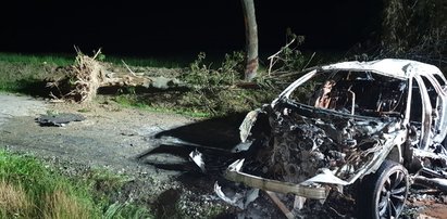 Samochód wyrwał drzewo z korzeniami i stanął w ogniu. Horror koło Gorlic