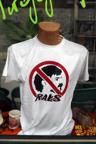 <strong>Lex Trynkiewicz. 
<br><br>
Ustawa z 22 listopada 2013 r. o postępowaniu wobec osób z zaburzeniami psychicznymi stwarzających zagrożenie życia, zdrowia lub wolności seksualnej innych osób (Dz. U. z 2014 r., poz. 24). Weszła w życie 22 stycznia 2014 r.</strong>
<br><br>
Regulacje przygotowano z myślą o zbrodniarzach skazanych na karę śmierci zamienioną później na skutek amnestii na karę 25 lat pozbawienia wolności. Opracowano je tuż przed tym, jak na wolność miał wyjść Mariusz Trynkiewicz. Na jej mocy osoby, wobec których zachodzi bardzo wysokie prawdopodobieństwo popełnienia określonego w przepisach przestępstwa, umieszczane są po odbyciu kary w Krajowym Ośrodku Zapobiegania Zachowaniom Dyssocjalnym, gdzie poddawane są terapii. <br><br>
Akt czeka na ocenę Trybunału Konstytucyjnego. W ocenie prawników na jego mocy skazany, już po odbyciu kary, karany jest ponownie za ten sam czyn. Co więcej, ustawa znajduje zastosowanie wobec osób, które skazano zanim weszła w życie. Wątpliwości budzi również rozwiązanie, że o umieszczeniu w ośrodku decydować ma wysokie prawdopodobieństwo popełnienia przestępstwa. Art. 42 ust. 1 konstytucji wskazuje bowiem, że odpowiedzialności karnej podlega „ten tylko, kto dopuścił się czynu zabronionego”. <br><br><b>Dr Ryszard Piotrowski, konstytucjonalista z Uniwersytetu Warszawskiego: </b>Lex Trynkiewicz ostentacyjne narusza podstawowe zasady demokratycznego państwa prawnego. Jego treść jest trudna do zaakceptowania. Nie do zaaprobowania w państwie demokratycznym jest bowiem sytuacja, w której władze publiczne typują na przestępcę na podstawie wysokiego prawdopodobieństwa popełnienia przestępstwa w przyszłości. Takie rozwiązanie nie spełnia kryterium szczegółowości ani proporcjonalności. Nie dziwi jednak, że taka ustawa weszła w życie. Deputowani uchwalają ustawy, których z powodu nadmiernej liczby nie są w stanie nawet przeczytać. A w takich okolicznościach można przygotowywać takie ustawy, jak ta - łamiące podstawowe zasady konstytucyjne.