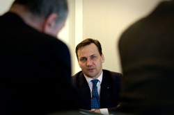 Sikorski krytykuje Scholza i Macrona: Rozmowy z Putinem nie mają sensu, on rozumie tylko język siły