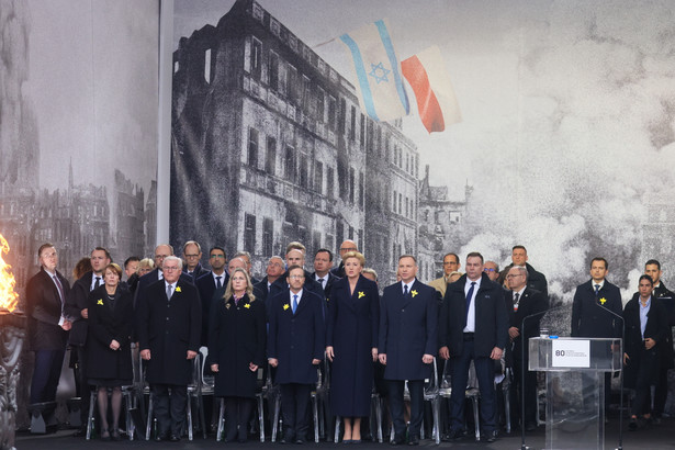 Uroczystości z okazji 80. rocznicy wybuchu powstania w Getcie Warszawskim przed Pomnikiem Bohaterów Getta w Warszawie. Na zdjęciu prezydent Polski Andrzeja Duda, pierwsza dama RP Agata Kornhauser-Duda, prezydent Izraela Isaac Herzog, pierwsza dama Izraela Michal Herzog, prezydent Republiki Federalnej Niemiec Frank-Walter Steinmeier i pierwsza dama Niemiec Elke Buedenbender