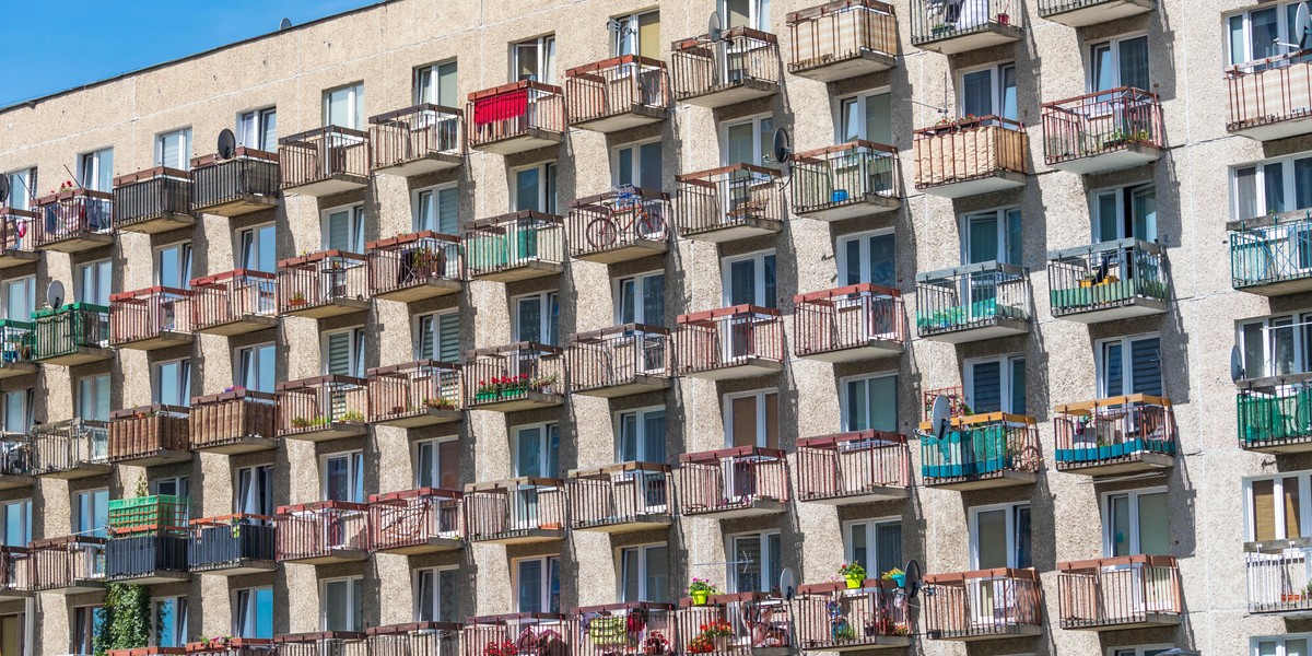 Ceny najmu zniechęcają do mieszkania samemu.