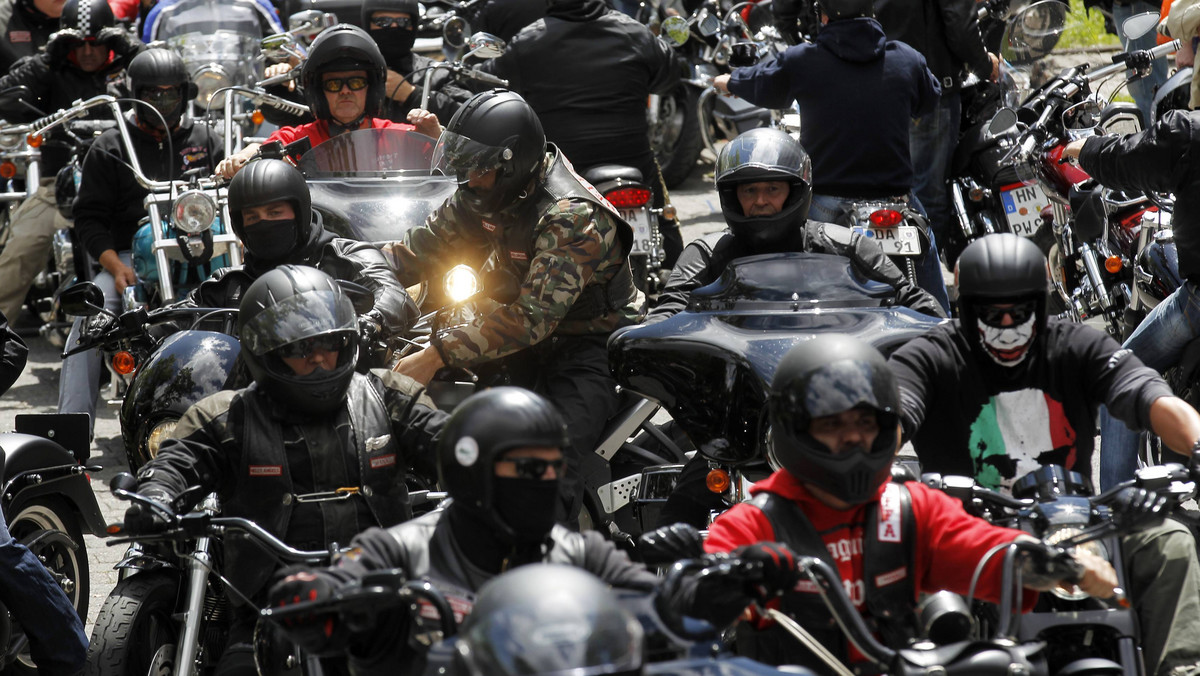 Hells Angels - międzynarodowy gang motocyklowy protestuje przeciwko zakazowi, który uniemożliwia odwiedzanie Stanów Zjednoczonych zagranicznym członkom klubu. W swojej skardze grupa zaznaczyła, że nazwanie jej "organizacją przestępczą" narusza prawo imigracyjne oraz podstawowe prawa konstytucyjne.