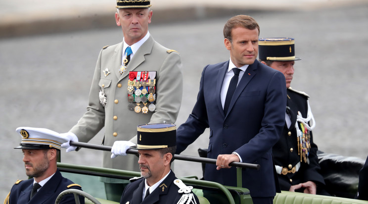 Emmanuel Macron francia elnök és Francois Lecointre tábornok, a francia hadsereg vezérkari főnöke / Fotó: MTI/EPA/Christophe Petit Tesson