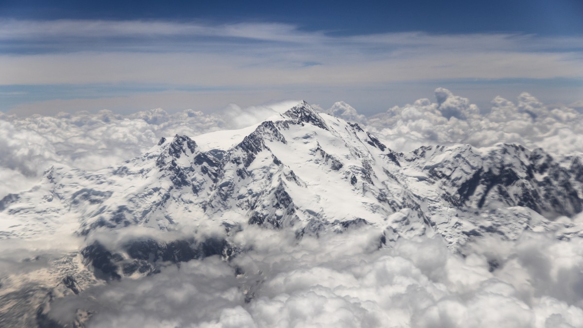 Nanga Parbat jest górą wysuniętą najbardziej na zachód spośród wszystkich ośmiotysięczników. Znajduje się w odosobnieniu, około 125 km na północ od Śrinagaru (Shrinagar) — stolicy Kaszmiru. Choć pod względem geograficznym Nanga Parbat jest usytuowana blisko Karakorum, stanowi zachodni bastion Wielkich Himalajów. Wznosi się nad Indusem — rzeką, która wyznacza zachodnią granicę tego łańcucha górskiego.