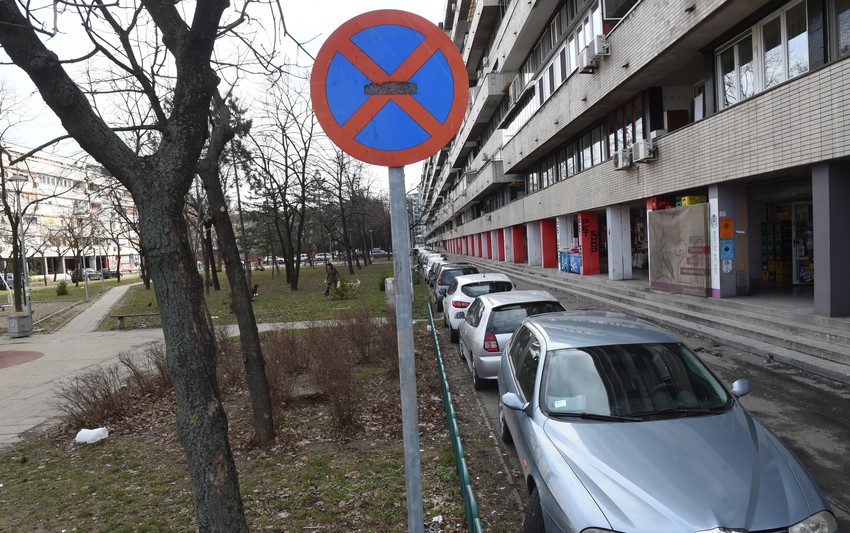 Vozila parkirana na ulazima u zgradu