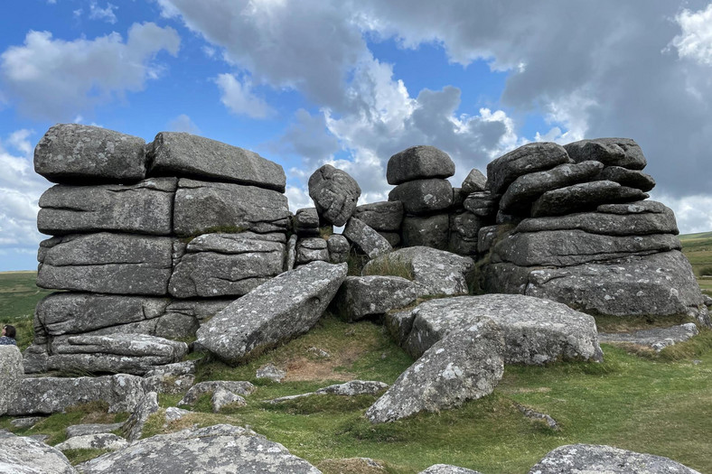 Jak gigantyczne klocki ułożone jeden na drugim, a niektóre z nich ponownie się zawaliły: „Tor” to nazwa nadana formacji skalnej typowej dla Dartmoor