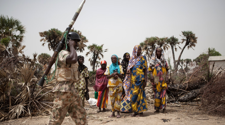 Nigériai katona RPG-vel Damaszkuszban április 25-én, egy a Boko Haramhoz köthető támadás után /Fotó: AFP