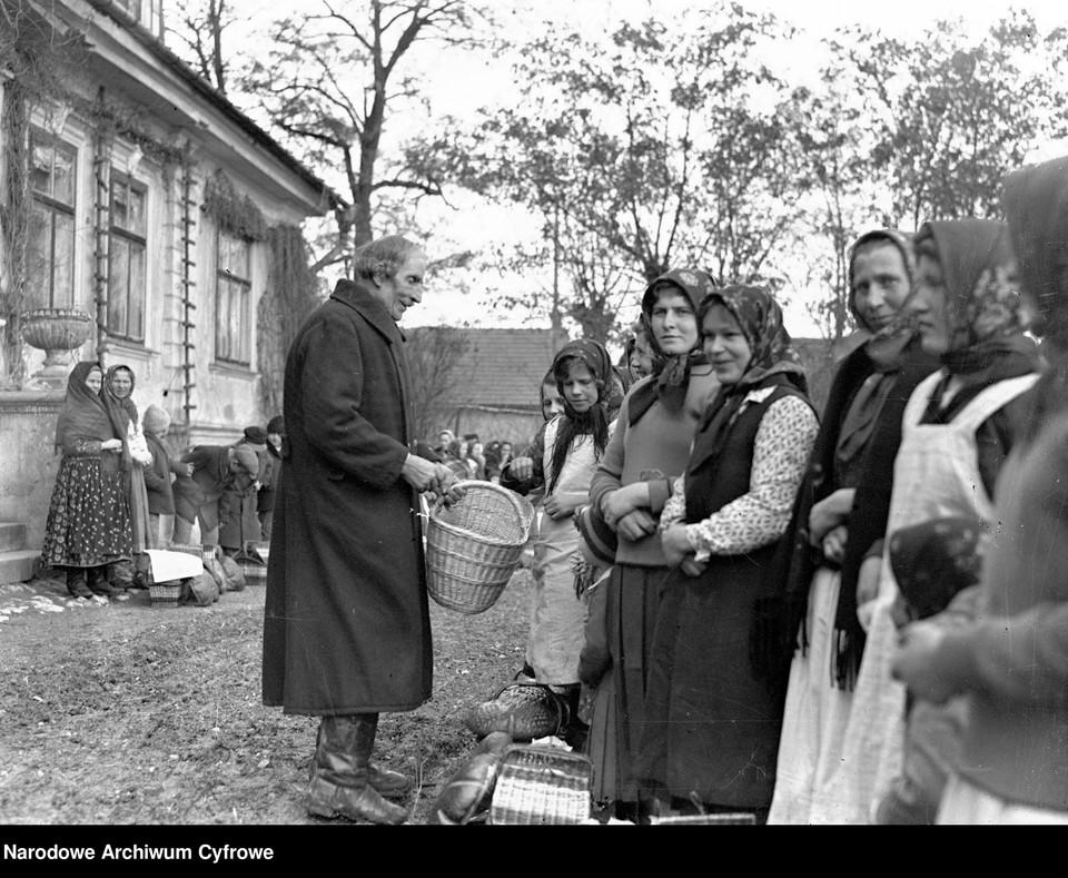 Wielka Sobota w Tomaszowicach i Modlnicy. Kościelny zbiera od wiernych ofiary w naturze, 1937 r.