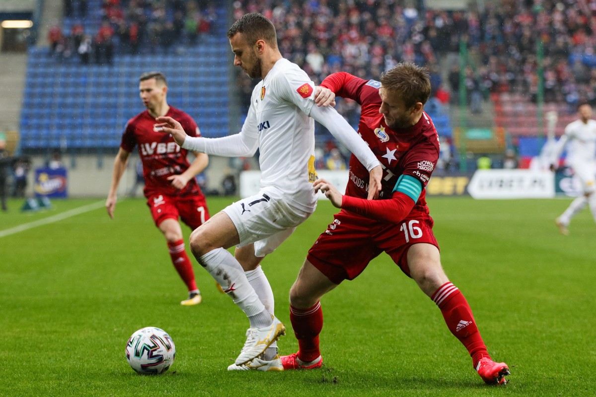 Zawodnik Wisły Kraków Jakub Błaszczykowski (P) i Marcin Cebula (L) z Korony Kielce podczas meczu piłkarskiej Ekstraklasy
