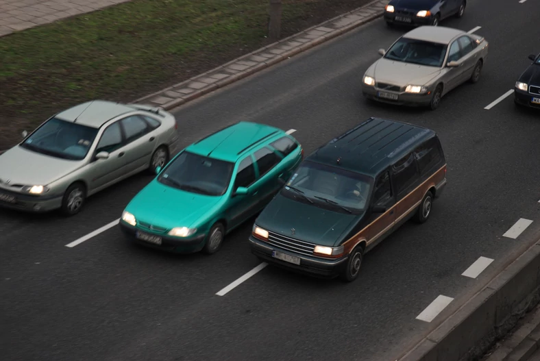 Zmiana pasa bez kierunkowskazu to coś, na co dobry i kulturalny kierowca nigdy sobie nie pozwala.