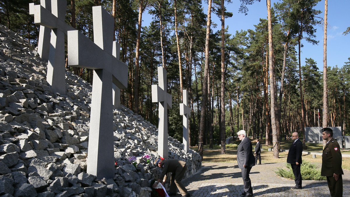 Nieznani sprawcy pomazali czerwoną farbą cmentarz ofiar totalitaryzmu w Bykowni pod Kijowem i próbowali zniszczyć wejście na znajdujący się tam polski cmentarz wojenny – poinformował dyrektor kompleksu Bohdan Bilasziwski. Polska ambasada wystosowała już notę w tej sprawie. Głos zabrał też wiceszef polskiego MSZ.